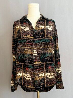 Goouch Single Needle Tailoring Blouse Eye Catching With Abstract Script Print